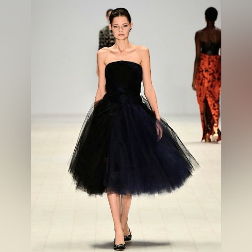 $5,700 OSCAR DE LA RENTA EXCLUS SILK LINED BLUE BLACK TULLE RUNWAY DRESS US 0